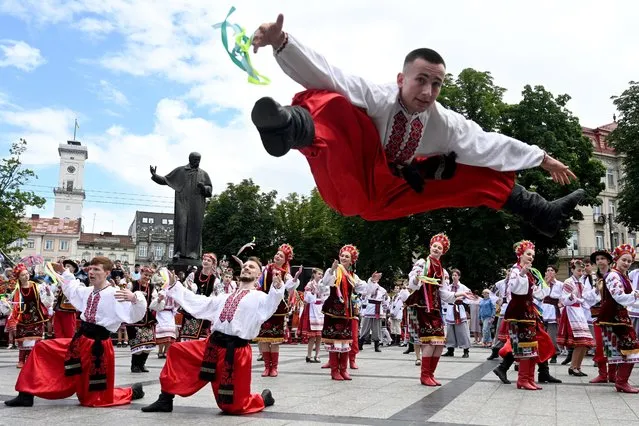 People dance traditional Ukrainian dances during the choreographic performance “Dance of my people” during the celebration of the Ukrainian Constitution Day in Lviv, on June 28, 2023, amid the Russian invasion of Ukraine. (Photo by Yuriy Dyachyshyn/AFP Photo)