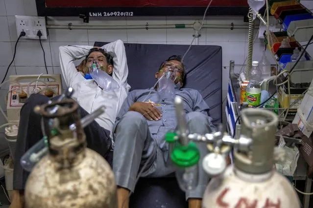 Patients suffering from the coronavirus receive treatment at the casualty ward in Lok Nayak Jai Prakash hospital in New Delhi, India, April 15, 2021. Many Indian hospitals are scrambling for beds and oxygen as COVID-19 infections surge to new daily records. (Photo by Danish Siddiqui/Reuters)