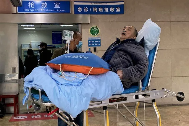 An elderly covid-19 coronavirus patient lies on a stretcher at the emergency ward of the First Affiliated Hospital of Chongqing Medical University in China's southwestern city of Chongqing on December 22, 2022. China faces new 4.2 million cases and 5000 deaths a day as the “thermonuclear” Covid surge takes hold of the country. (Photo by Noel Celis/AFP Photo)