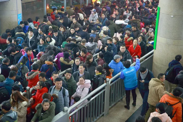 Passengers wait for taxi at Beijing west railway station at the end of the Chinese Lunar New Year holidays, in Beijing, China February 2, 2017. (Photo by Reuters/Stringer)