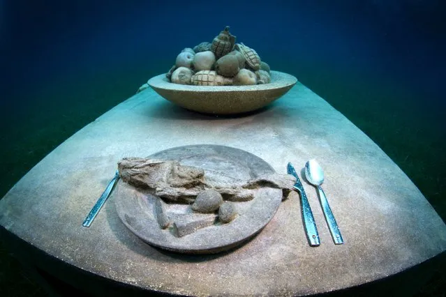 “The last supper”. Underwater Sculpture, Museo Subacuático de Arte, Cancun. (Photo by Jason deCaires Taylor/UnderwaterSculpture)