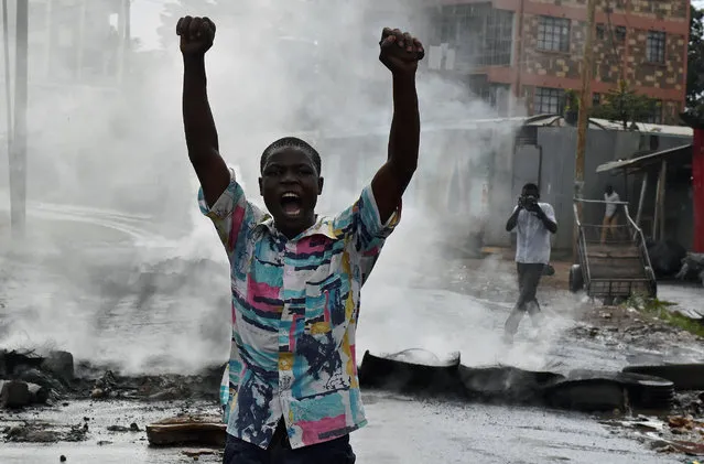 A protestor gestures in Kibera slum during a demonstration of opposition supporters protesting for a change of leadership ahead of a vote due next years on May 23, 2016 in Nairobi. (Photo by Carl De Souza/AFP Photo)