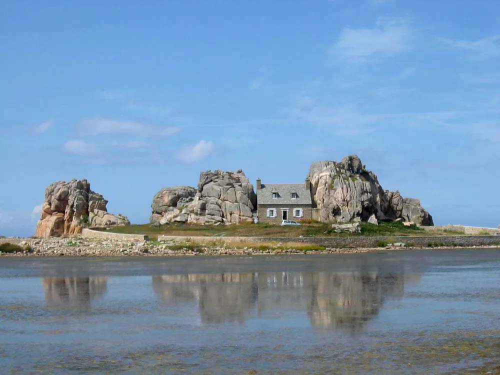 La Maison Du Gouffre or the House Between the Rocks