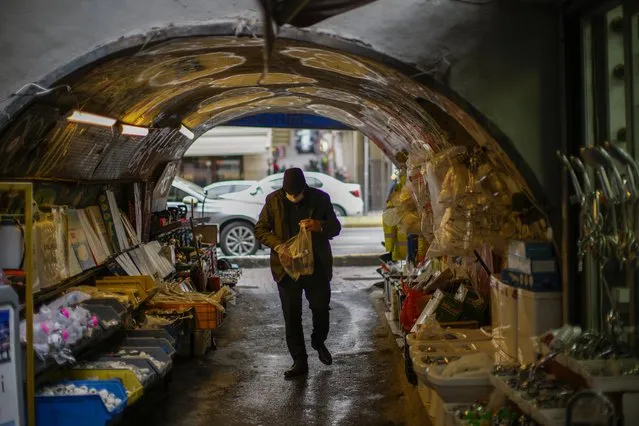 A man checks goods he has just bought in a hardware stores market in Istanbul, Turkey, Monday, April 11, 2022. Yearly inflation in Turkey hit 61.14% on April, climbing to a new 20-year high and deepening a cost of living crisis for many households. (Photo by Francisco Seco/AP Photo)