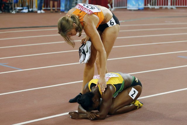 First placed Dafne Schippers of the Netherland (L) comforts Veronica Campbell-Brown of Jamaica after their women's 200m final during the 15th IAAF World Championships at the National Stadium in Beijing, China, August 28, 2015. (Photo by Kai Pfaffenbach/Reuters)