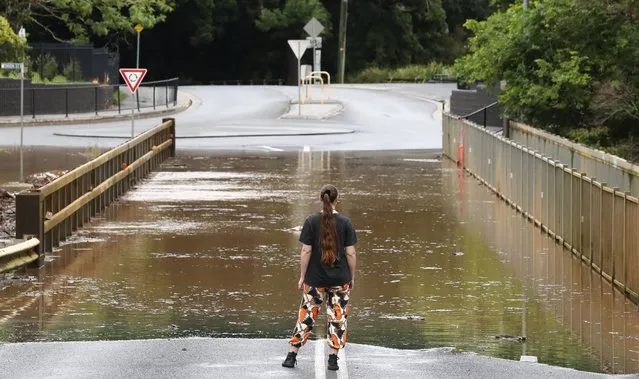 Flooding is seen at Simes Bridge in Lismore, New South Wales (NSW), Australia, 24 October 2022. NSW residents are bracing for flooding with heavy rain and storms to hit many parts of the state. (Photo by Jason O’Brien/EPA/EFE)