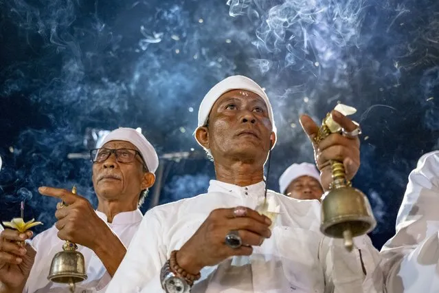 Balinese take part in a mass prayer for the upcoming G20 meeting in Nusadua, Bali, Indonesia, 26 October 2022. Bali will host the 17th Group of 20 (G20) Heads of State and Government Summit on 15 and 16 November 2022. (Photo by Made Nagi/EPA/EFE)