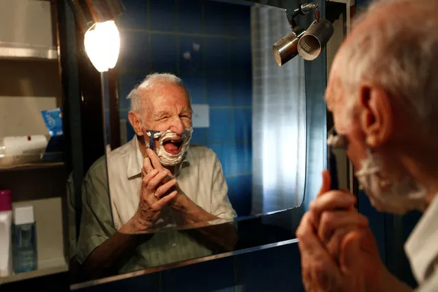 Giuseppe Paterno, 96, Italy's oldest student, shaves his beard as he gets ready for the day, two days before he graduates from The University of Palermo with an undergraduate degree in history and philosophy, at his home in Palermo, Italy, July 27, 2020. (Photo by Guglielmo Mangiapane/Reuters)