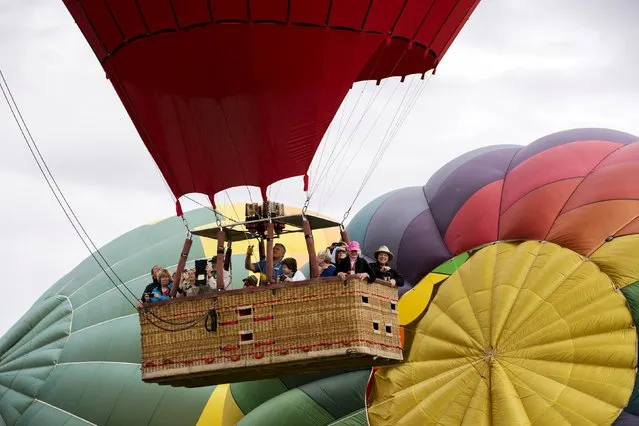 A hot air balloon takes off during the 2015 Albuquerque International Balloon Fiesta in Albuquerque, New Mexico, October 4, 2015. (Photo by Lucas Jackson/Reuters)