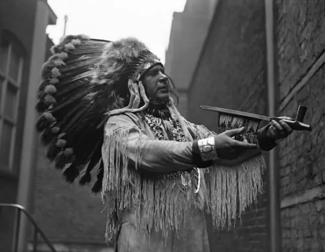 Native American OS-Ke-Non-Ton who has come to England to take one of the leading roles in Hiawatha, lectured at the Bishops Gate Institute in London, England, holds a pipe of peace on October 19, 1932. (Photo by AP Photo/Staff/Putnam)