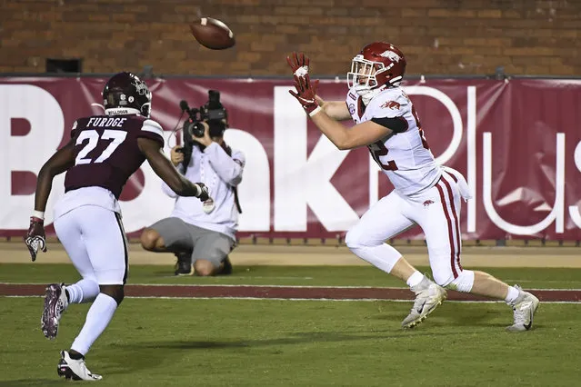 Arkansas tight end Hudson Henry (82) catches a 12-yard touchdown pass during the second half of the team's NCAA college football game against Mississippi State in Starkville, Miss., Saturday, October 3, 2020. Arkansas won 21-14. (Photo by Thomas Graning/AP Photo)