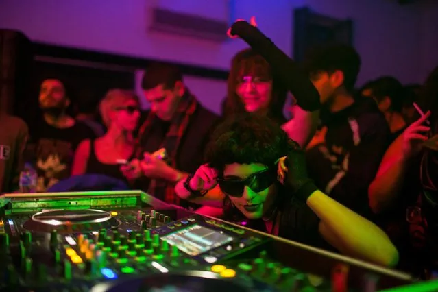 People react as Donia Shohdy, an Egyptian DJ known as “A7ba-L-Jelly”, who is one of few women navigating the world of the alternative, underground DJ scene in the country, performs during a concert in Egypt's capital Cairo, Egypt January 20, 2023. Founder of “Jelly Zone”, a team organising alternative music parties, the 31-year-old musician is among a handful of women DJs in the Egyptian music scene, although she does not prefer to be labelled as one. (Photo by Hadeer Mahmoud/Reuters)