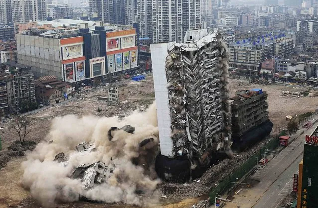 Yinfeng Hotel collapses as it is being demolished by explosives in Wuhan, Hubei province, December 9, 2014. (Photo by Reuters/China Daily)