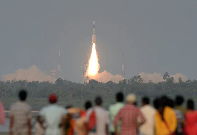 Indian onlookers watch as the Indian Space Research Organisation's (ISRO) GSAT-6A communications satellite launches on the Geosynchronous Satellite Launch Vehicle (GSLV-F08) from Sriharikota in the southern state of Andhra Pradesh on March 29, 2018. (Photo by Arun Sankar/AFP Photo)