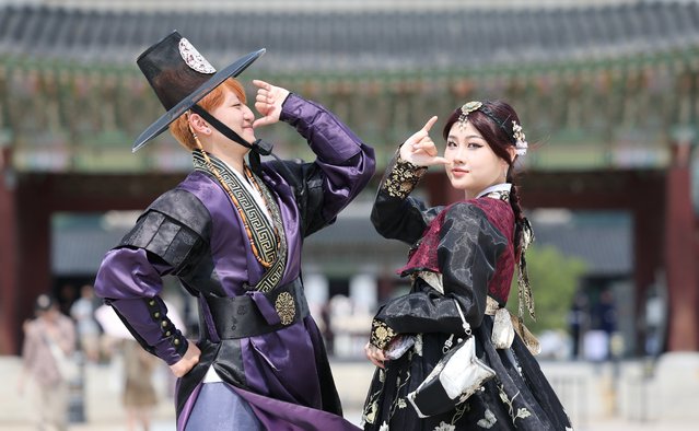 Wearing hats and dancing to Sodapop. As the popularity of “K-Pop Demon Hunters (K-Pop Demon Hunters)” spreads around the world, foreign tourists wearing hats and dancing to the K-Pop Demon Hunters song “Sodapop” are seen in Gwanghwamun, Seoul on the afternoon of the August 29, 2025. (Photo by Park Seong-won)