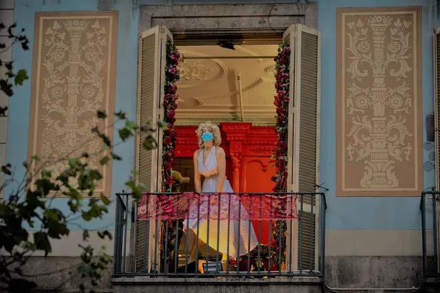 A mannequin wearing a face mask decorates a balcony in a shop in Barcelona, Spain, Wednesday September 23, 2020. Spain is struggling to contain a second wave of the virus which has killed at least 30,000 people according to the country's health ministry. (Photo by Emilio Morenatti/AP Photo)