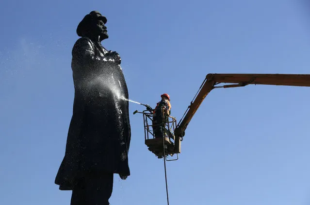 Workers wash a monument to Soviet state founder Vladimir Lenin on the eve of his 148th birth anniversary in Krasnoyarsk, Russia April 20, 2018. (Photo by Ilya Naymushin/Reuters)