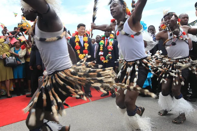 Chinese President Xi Jinping, centre, and Zimbabwean President Robert Mugabe, centre right,  watch a performance by Zimbabwean traditional dancers upon his arrival in Harare, Zimbabwe, Tuesday, December 1. 2015. Jinping is in Zimbabwe for a two day State visit during which he is set to sign some bilateral agreements aimed at strengthening relationships between the two countries. (Photo by Tsvangirayi Mukwazhi/AP Photo)
