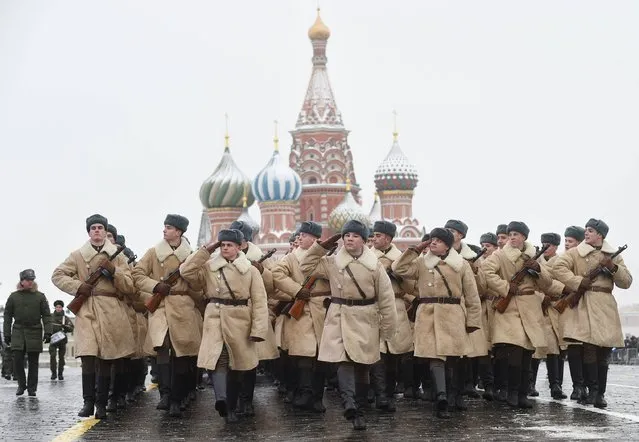 Russian servicemen dressed in historical uniforms take part in the military parade at Red Square in Moscow on November 7, 2016. (Photo by Natalia Kolesnikova/AFP Photo)
