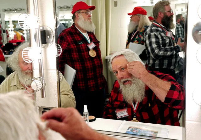 Santa Holmes Kimble from Farmer City, Illinois, learns to apply Santa make-up during classes at the Charles W. Howard Santa Claus School in Midland, Michigan, U.S. October 27, 2016. (Photo by Christinne Muschi/Reuters)