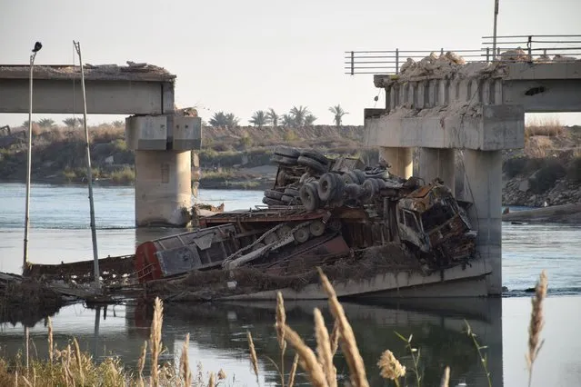 A collapsed bridge is seen in Ramadi city, Iraq on December 26, 2015. (Photo by Reuters/Stringer)