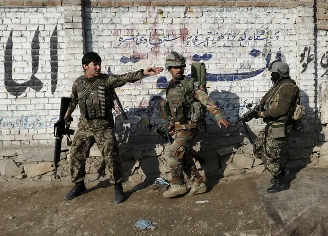 Afghan National Army (ANA) soldiers arrive after a blast near the Pakistani consulate in Jalalabad, Afghanistan January 13, 2016. Afghan security forces exchanged fire with gunmen barricaded in a house near the Pakistan consulate in the eastern city of Jalalabad on Wednesday after a suicide bomber blew himself up, officials said. (Photo by Reuters/Parwiz)