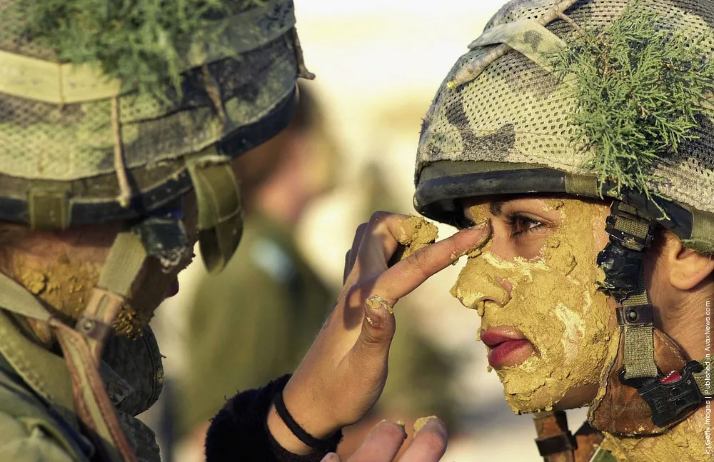 Israeli Women Soldiers Taught The Art Of Camouflage