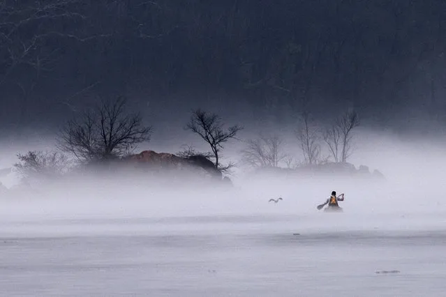 Bill Woodruff of Alexandria paddles along the Potomac on Christmas day in Washington, DC, on December 25, 2015. The weather was unseasonably warm and foggy. (Photo by Bonnie Jo Mount/The Washington Post)