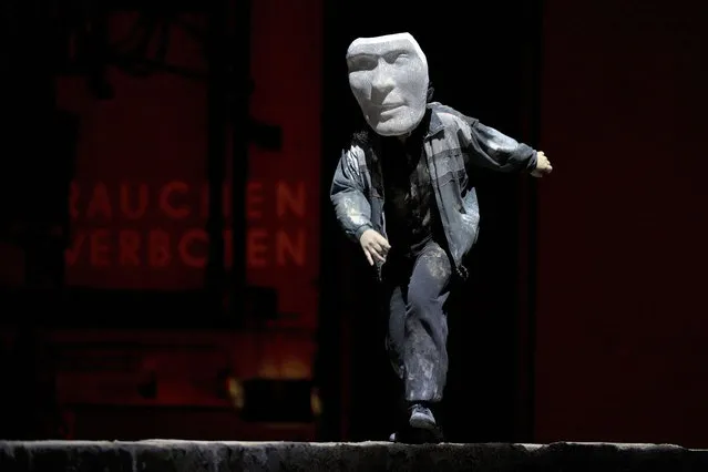 A member of the opera's choir performs during a dress rehearsal for the opera “Fidelio” by German composer Ludwig van Beethoven at the 'Deutsche Oper Berlin' (German Opera Berlin) in Berlin, Germany, Tuesday, November 22, 2022. Slogan in the background reads: “smoking prohibited”. (Photo by Michael Sohn/AP Photo)
