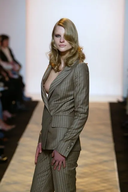 A model walks down the runway at the Richard Tyler Couture Fall 2004 Fashion show during Olympus Fashion Week at the Atelier in Bryant Park February 13, 2004 in New York City. (Photo by Matthew Peyton/Getty Images)