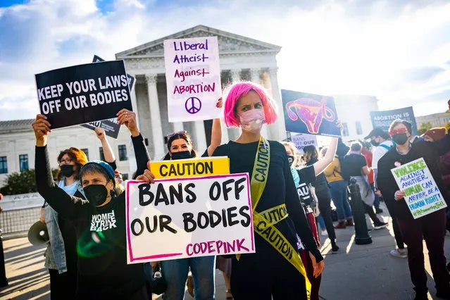 Abortion supporters and protestors gather outside the US Supreme Court as the high court hears arguments in two challenges to a Texas law ​that bans most abortions in Washington, DC, USA, 01 November 2021. (Photo by Jim Lo Scalzo/EPA/EFE)
