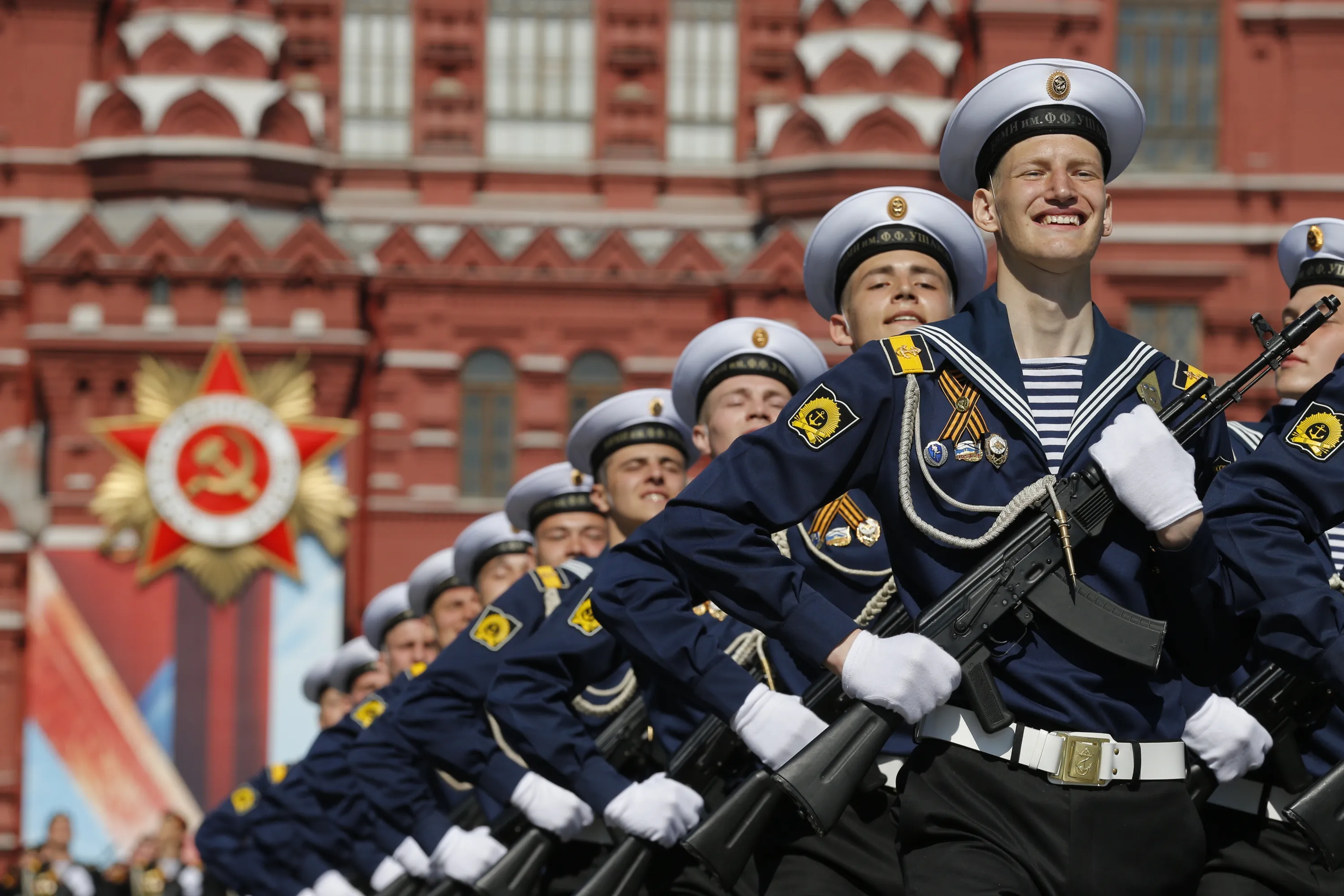 9 мая день победы солдат. Парад 9 мая. Солдаты на параде. Российский солдат на параде. Парад солдат на красной площади.