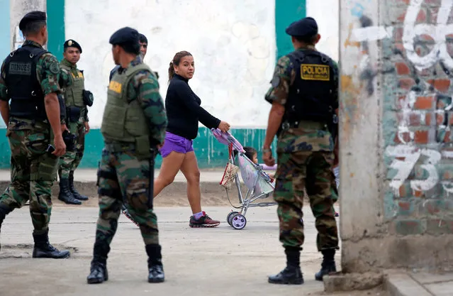 Peruvian police officers take part in an operation to fight crime in Callao, Peru May 26, 2016. (Photo by Janine Costa/Reuters)