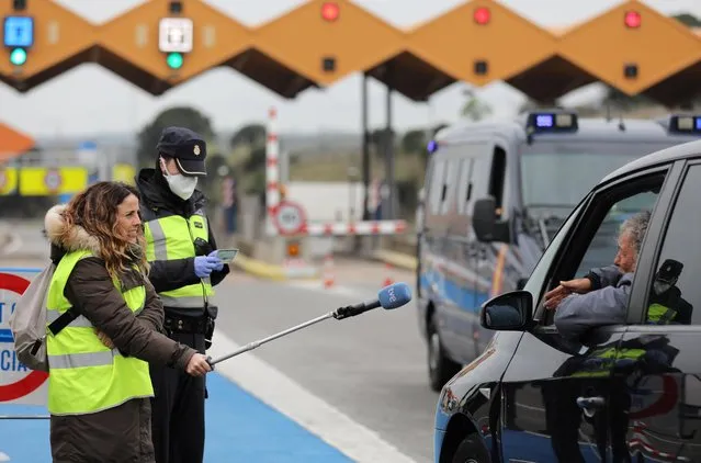 A member of the media talks with a driver as border police officers check vehicles at the last toll gate entering Spain from France, following an order from the Spanish government to set up controls at its land borders in La Jonquera, Spain on March 17, 2020. (Photo by Nacho Doce/Reuters)