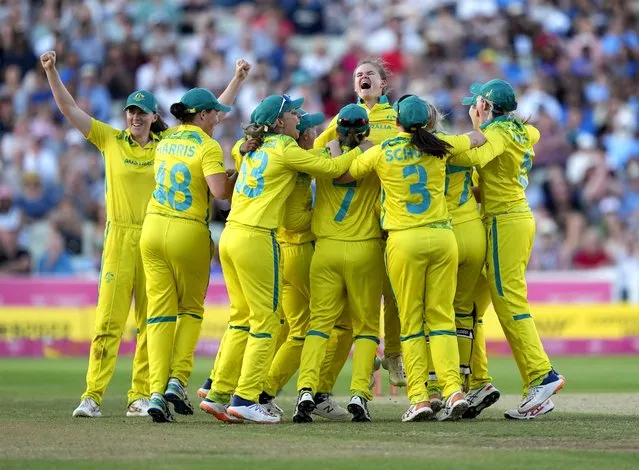Australian players celebrate their win in the women's cricket T20 final match against India at Edgbaston at the Commonwealth Games in Birmingham, England, Sunday, August 7, 2022. (Photo by Aijaz Rahi/AP Photo)