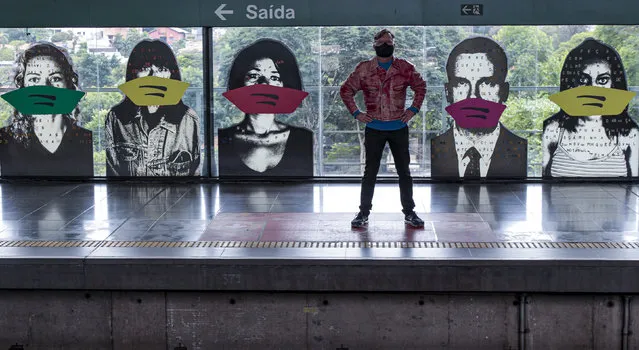 The artist Alex Flemming poses for his intervention about the use of face mask in front of a subway amidst the Coronavirus (COVID–19) pandemic on May 7, 2020 in Sao Paulo, Brazil. The Government of the State of São Paulo has decreed the mandatory use of face masks in the streets. (Photo by Miguel Schincariol/Getty Images)