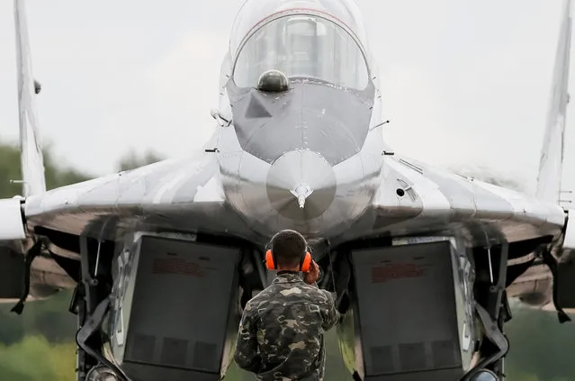 A MIG-29 fighter aircraft prepares before take off at a military air base in Vasylkiv, Ukraine, August 3, 2016. (Photo by Gleb Garanich/Reuters)