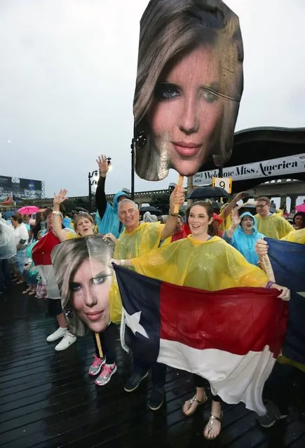 Fans of Miss Texas Shannon Sanderford cheer for her during the 2016 Miss America pageant “Show Us Your Shoes” parade Saturday, September 12, 2015, in Atlantic City, N.J. (Photo by Michael Ein/The Press of Atlantic City via AP Photo)