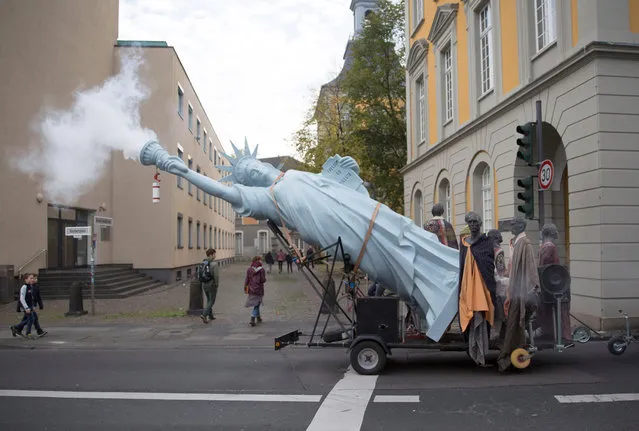 A six meter high replica of the Statue of Liberty made by Danish artist Jens Galschiot at the “Climate March” demonstration prior to the UN Climate Change Conference COP23 in Bonn, Germany, 04 November 2017. The 23rd session of the United Nations Framework Convention on Climate Change Conference (UNFCCC), the 2017 UN Climate Change Conference COP23 will take place from 06 to 17 November in Bonn, the seat of the Climate Change Secretariat, and is presided by Fiji. (Photo by Omer Messinger/EPA/EFE)