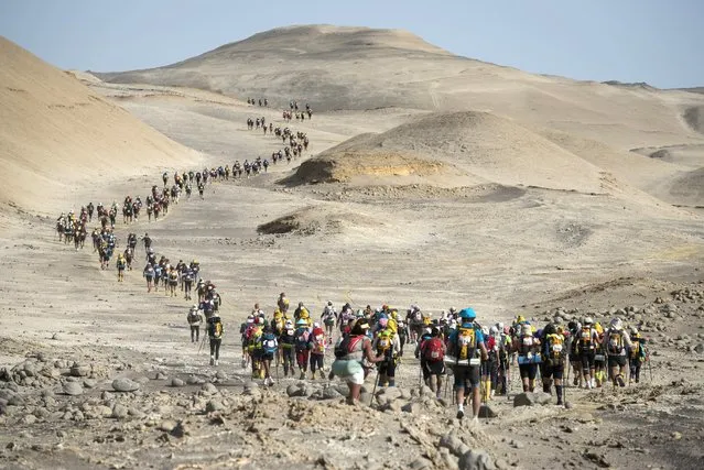 Competitors take part in the third stage during the first edition of the Marathon des Sables Peru, between Samaca and Ocucaje, in the Ica desert, on November 30, 2017. Competitors compete in the race of approximately 250 kms, which is divided into six stages through the Ica Desert at a free pace and in self-sufficiency conditions from November 28 to December 4, 2017. (Photo by Jean-Philippe Ksiazek/AFP Photo)