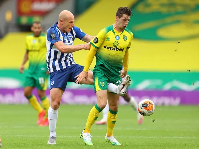 Brighton & Hove Albion's Aaron Mooy in action with Norwich City's Kenny McLean in Norwich, Britain on July 4, 2020. (Photo by Richard Heathcote/Reuters)