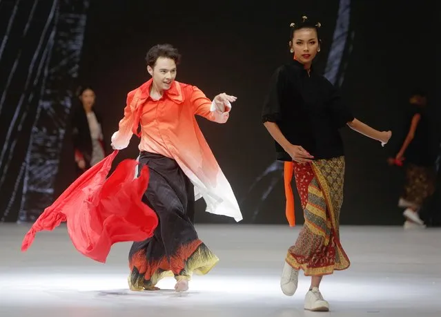 Models present creations by the Indonesian fashion brand Bin House during the Jakarta Fashion Week 2023 in Jakarta, Indonesia, 27 October 2022. The event ?runs from 24 to 30 October 2022. (Photo by Adi Weda/EPA/EFE/Rex Features/Shutterstock)