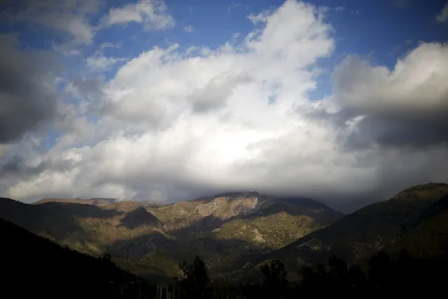 Clouds pass over hills in Santiago city, Chile, October 7, 2015. After eight years of drought which left fields parched and ski resorts dry, a burst of wet weather, likely triggered by the El Nino phenomenon, has been welcomed in central Chile. (Photo by Ivan Alvarado/Reuters)