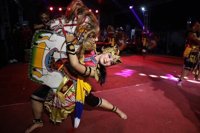 Female Imblig Dhem dancers perform during a traditional dance performance at a village in Wonosobo, Indonesia, 19 April 2025. Imblig Dhem Dance, also known as Kuda Kepang or horse braid dance, is a popular dance that is famous for being very energetic. Usually this dance is performed by 15-20 young dancers, both male and female, dressed in traditional clothes, accompanied by Javanese music, namely Gamelan. The dance uses a horse-drawn carriage made of woven bamboo and depicts horsemen practicing war. Imblig Dhem is a prime example of the numerous traditional Central Javanese arts that are still being preserved. (Photo by Adi Weda/EPA/EFE)