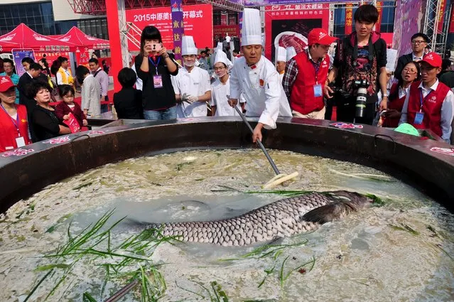 Fish weighing over 80 kilogram is cooked in a hotpot during a food festival in Zhengzhou, Henan province, China, October 17, 2015. (Photo by Reuters/Stringer)
