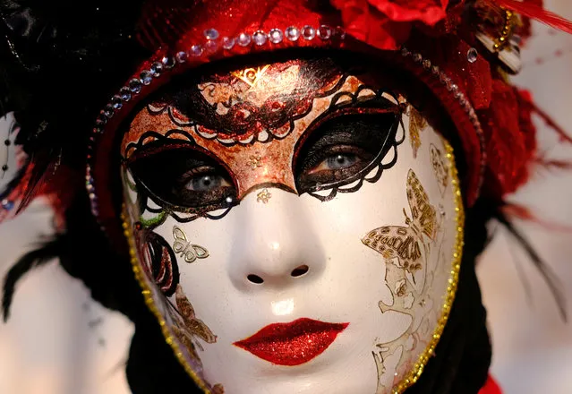 A masked reveller poses during the Venice Carnival in Venice, Italy, February 4, 2018. (Photo by Manuel Silvestri/Reuters)