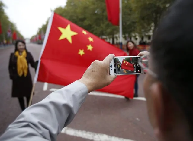 Supporters of China's President Xi Jinping pose for pictures as they wait on the Mall for him to pass during his ceremonial welcome, in London, Britain, October 20, 2015. (Photo by Peter Nicholls/Reuters)
