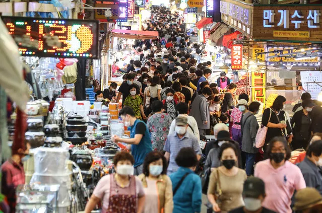 Bujeon Market in Busan is crowded with people ahead of Chuseok, one of the country's two biggest traditional holidays in Busan, South Korea, 18 September 2020. The holiday falls on 01 October this year. (Photo by Yonhap/EPA/EFE)