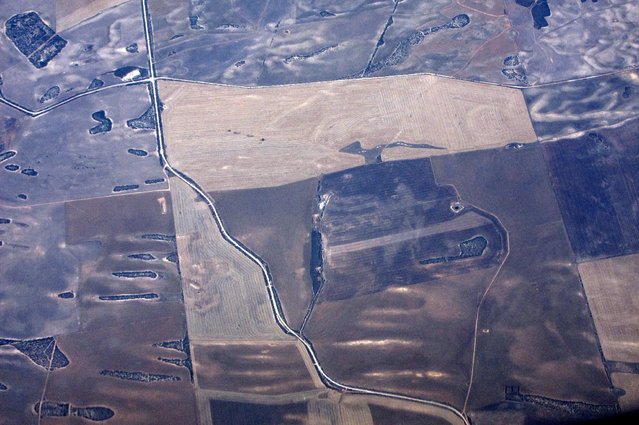 Areas of vegetation can be seen amongst drought effected farmland in South Australia, November 12, 2015. (Photo by David Gray/Reuters)