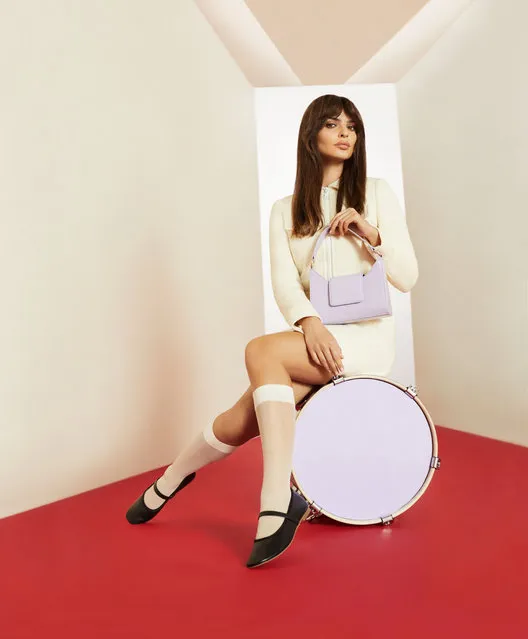 American model Emily Ratajkowski stuns in a cream twin set and lilac bag in the last decade of March 2023. A campaign featuring the supermodel gives you a sneak peek into Jenny Fairy's spring-summer 2023 collection. (Photo by @jennyfairy.official)